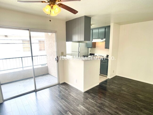 Foto del edificio - Lovely 2 Bedroom 2 Bath Condo Styled Apart...