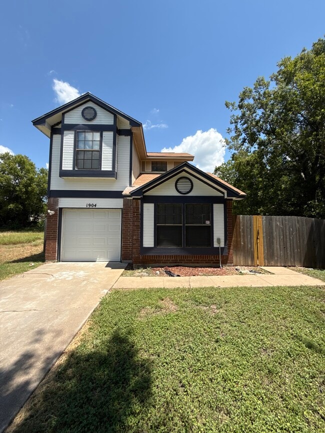 Building Photo - 1904 Dickens Dr