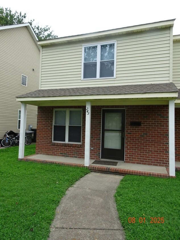 Primary Photo - 3 Bedroom Duplex in Hampton for rent