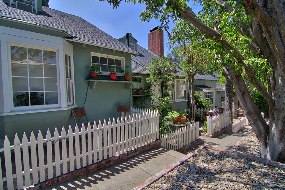 Foto del edificio - 3025 Hollycrest Dr