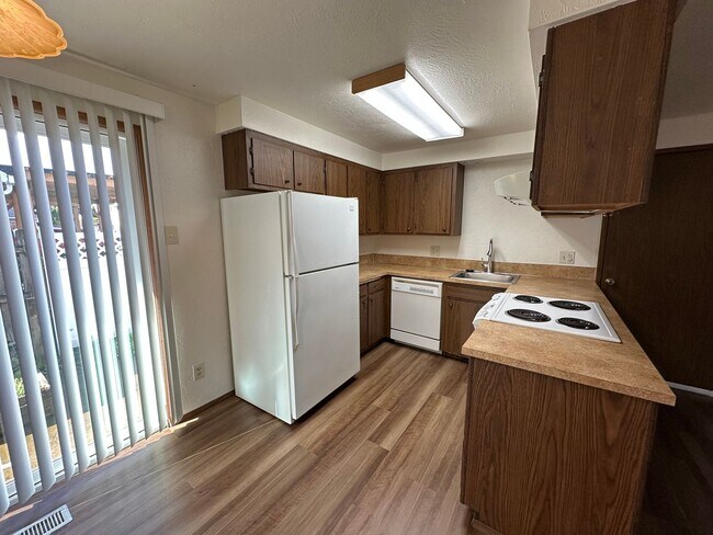 Building Photo - Nice clean unit of a duplex with a 1-car g...