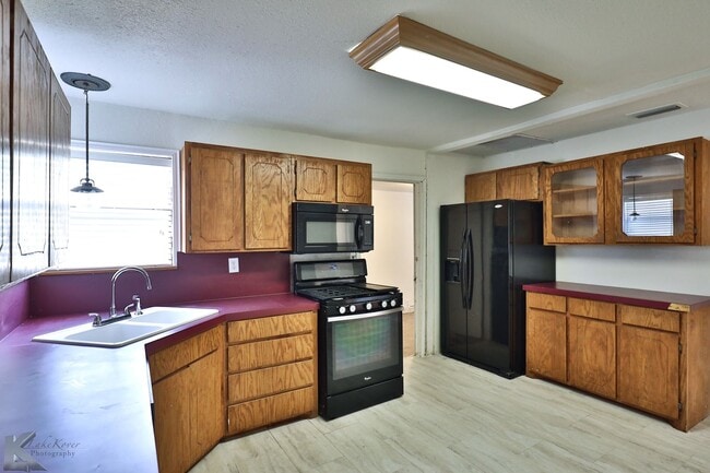 Building Photo - 3 BEDROOM,  Kitchen appliances, NEW INTERIOR PAINT! 6 MONTH LEASE AVAILABLE!