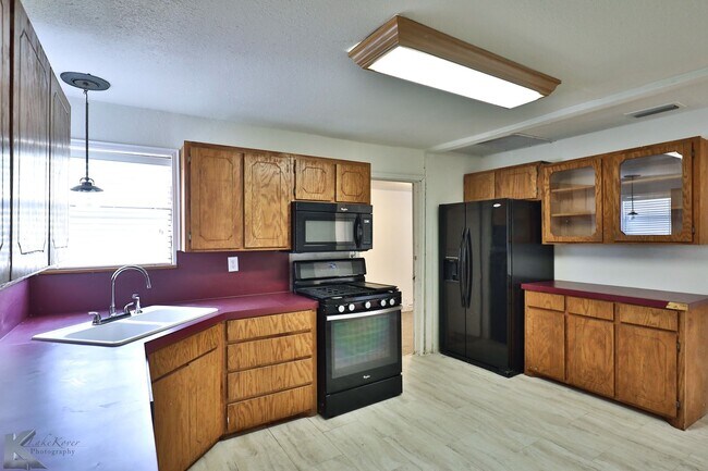 Foto del edificio - 3 BEDROOM,  Kitchen appliances, NEW INTERIOR PAINT! 6 MONTH LEASE AVAILABLE!