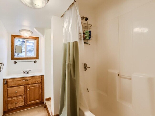 Baño - 2633 Grand St NE