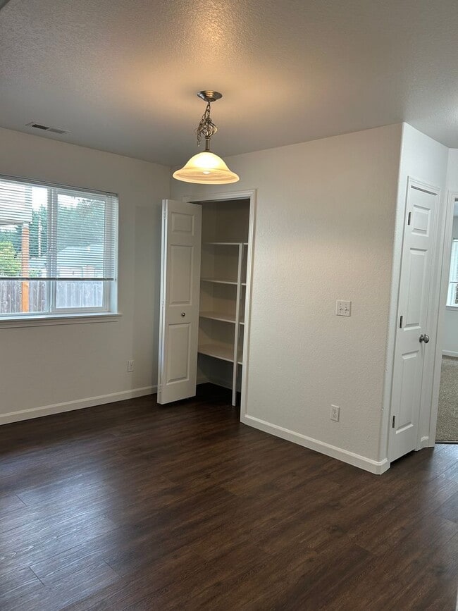 Building Photo - (870) College Street Duplex - 3 Bedroom / ...