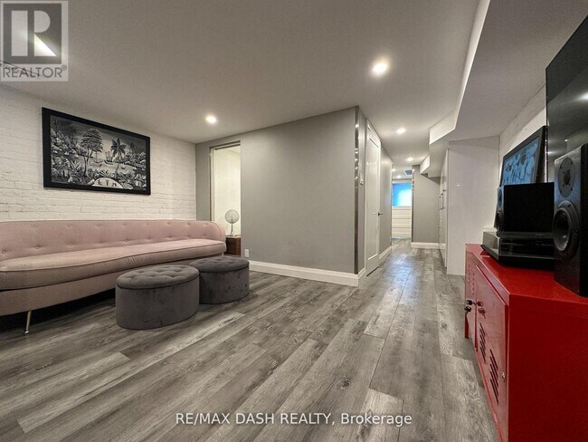 Building Photo - 725 Palmerston Ave