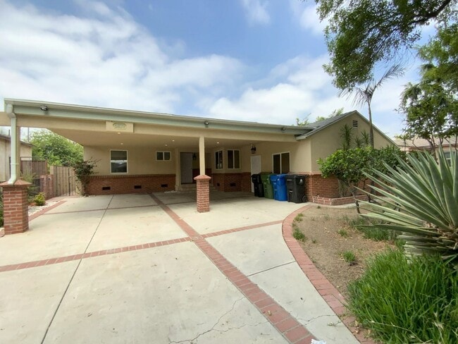 Building Photo - Charming 4-Bedroom Home on a Beautiful Tre...