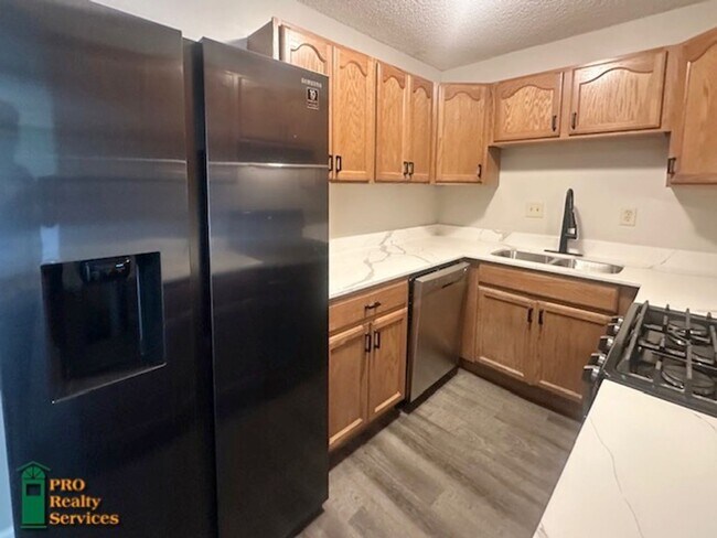 Building Photo - Recently Remodeled 1 Bedroom Condo