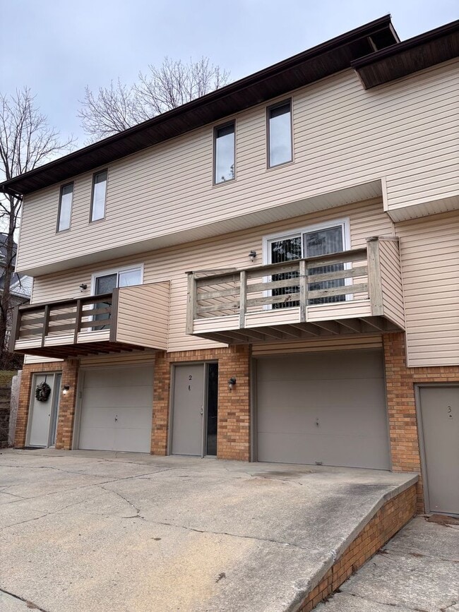 Building Photo - Near Medical Center - 2 Bedroom, 1.5 Bath Townhouse - Available Now!