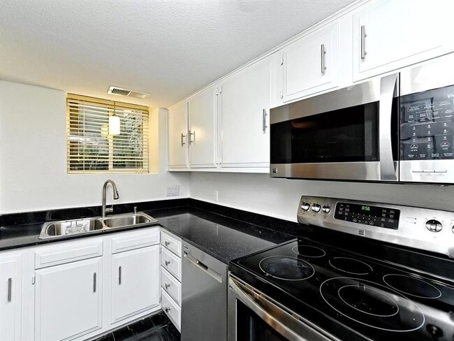 Building Photo - 6911 Thorncliffe Dr
