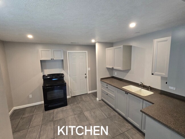 Building Photo - 2028 W Forest Dr