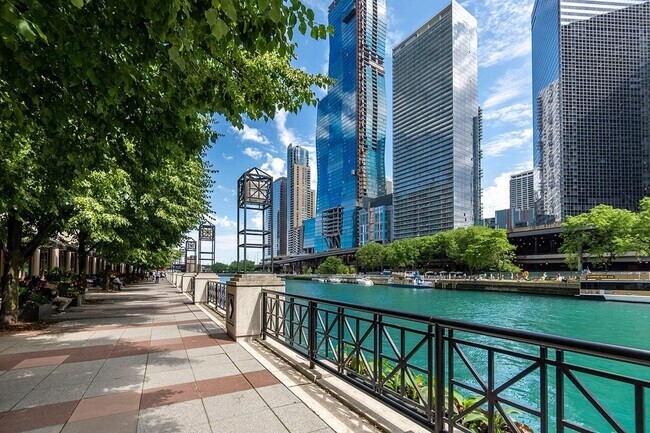 El emblemático Riverwalk está a solo unos segundos de tu casa. - Coast at Lakeshore East