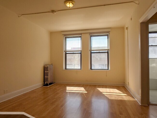 Foto del edificio - 3335 W Diversey Ave