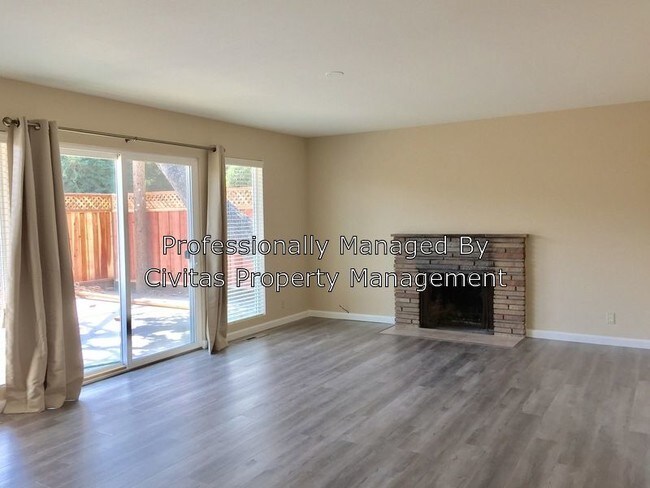 Foto del edificio - 728 Golden Oak Dr