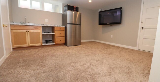 Building Photo - 2 Bed/ 1 Bath Mother in Law in Awesome nei...