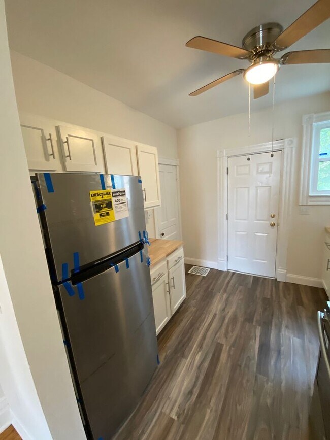 Building Photo - Newly Renovated 2 Bedroom in Beechview- Of...