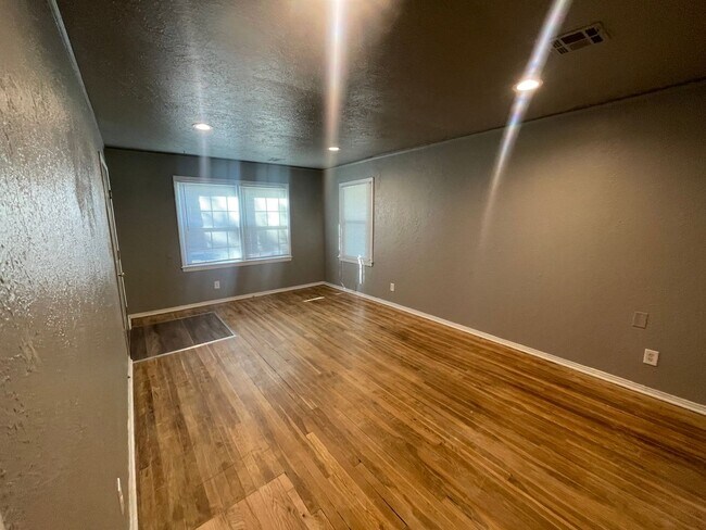 Foto del edificio - 3 bed, 1 bath , beautiful wood floors, fen...