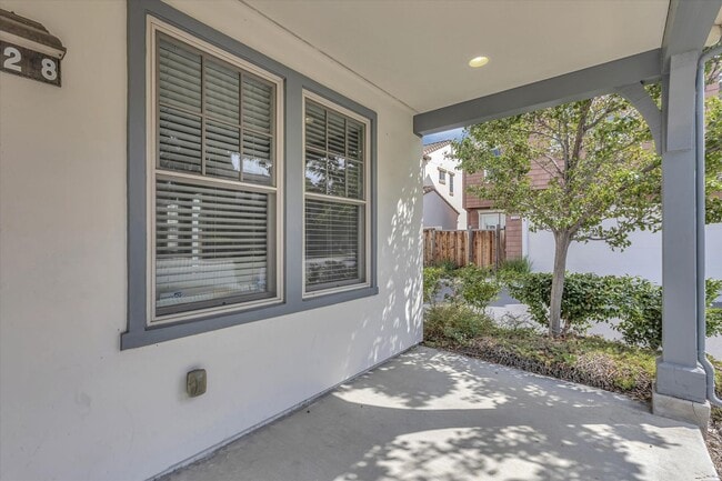 Building Photo - 928 Valencia Ave