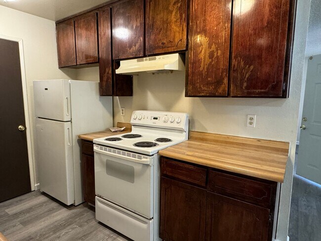 Foto del edificio - 2756-2758 Burlington Pl