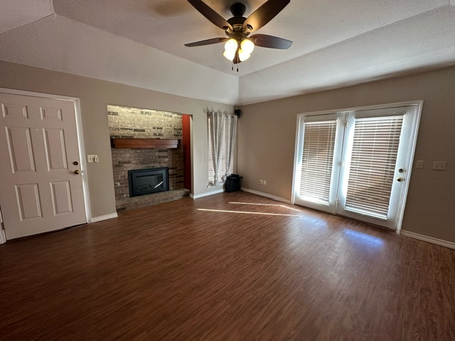 Foto del edificio - 5323 Raindrop Ln