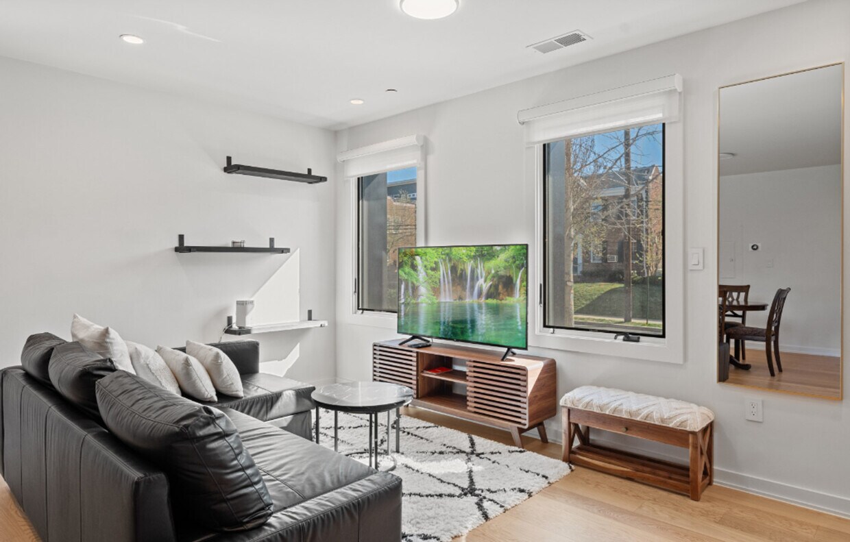 Foto principal - 2216 40th Pl NW