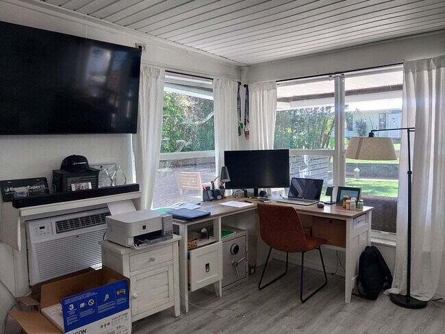 Building Photo - 755 SW Rustic Cir