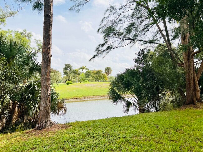 Foto del edificio - 1407 Lakeview Dr E