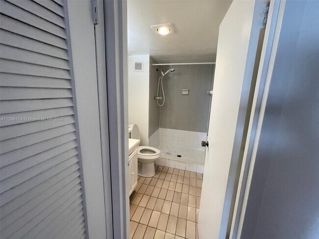 Foto del edificio - 2450 NE 135th St