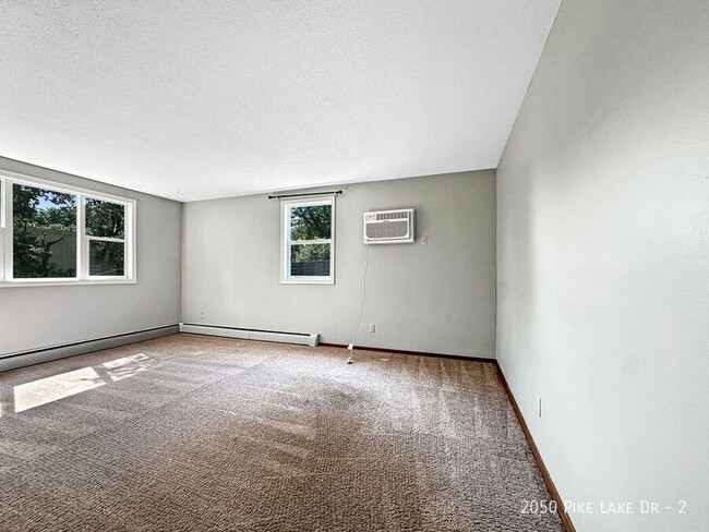 Foto del edificio - 2050 Pike Lake Dr