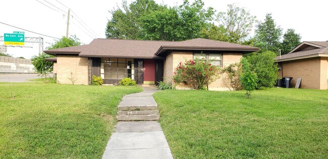 Building Photo - 3 Bedroom 2 Bathroom Home with Garage