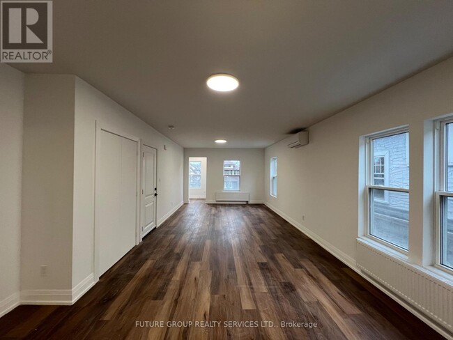 Photo du bâtiment - 4876-4876 Simcoe St