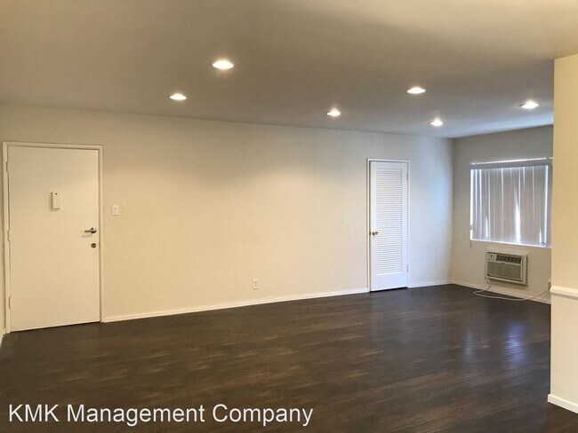 Building Photo - 1 br, 1 bath Apartment - 308 S. Doheny Dr....