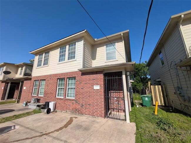 Building Photo - 6812 Winton St