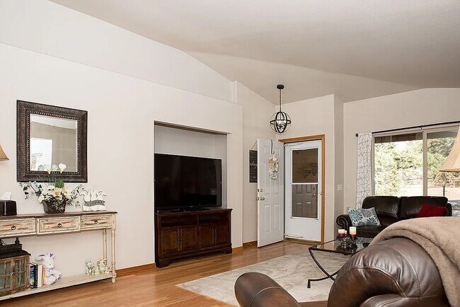 Building Photo - 2137 Valley View Dr