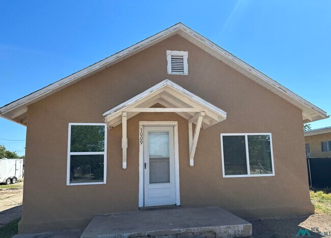 Building Photo - 1009 S Lea Ave