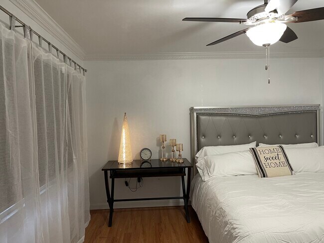 Bedroom 1 - Queen - $1000/month - 3157 Annandale Rd