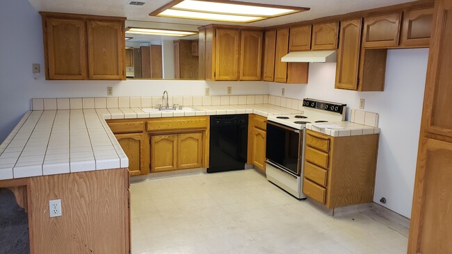 Kitchen - 49400 River Park Rd