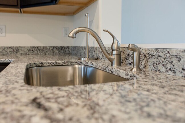 Foto del edificio - $100 Off Special- NEW Townhomes w/ SUNROOM