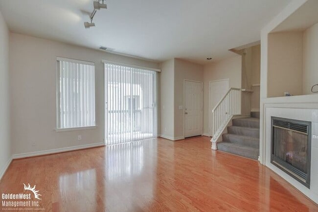 Foto del edificio - Immaculate 3Bdm 2.5Ba Townhouse with  2-Car Garage