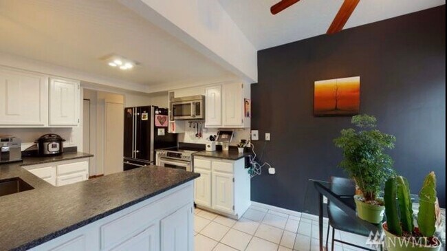 Large kitchen - 5801 Phinney Ave N