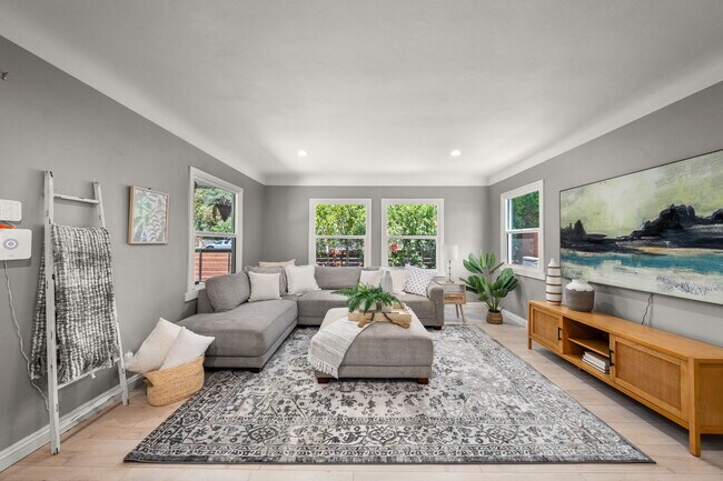 Foto del edificio - 114 E Woodbury Rd