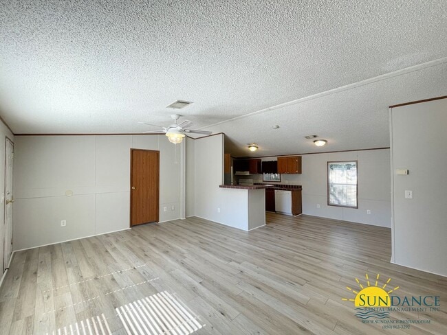 Building Photo - Great 3 Bedroom Mobile Home In Fort Walton Beach!