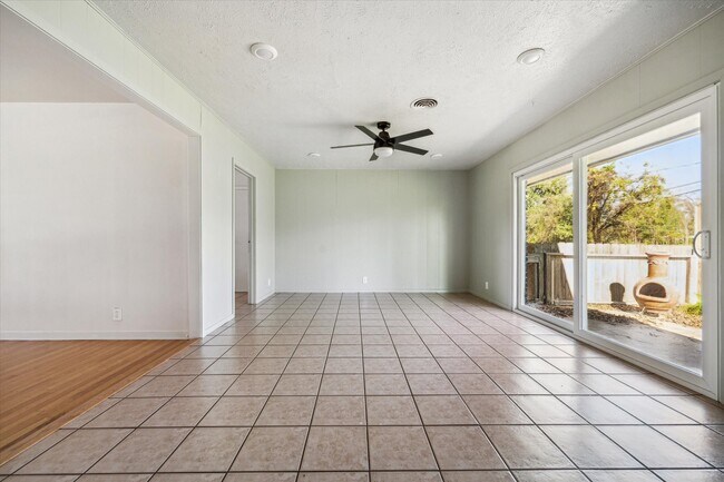 Building Photo - 4014 Willow Springs Ln