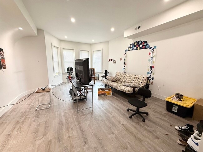 Foto del edificio - 301-305-305 Dudley St