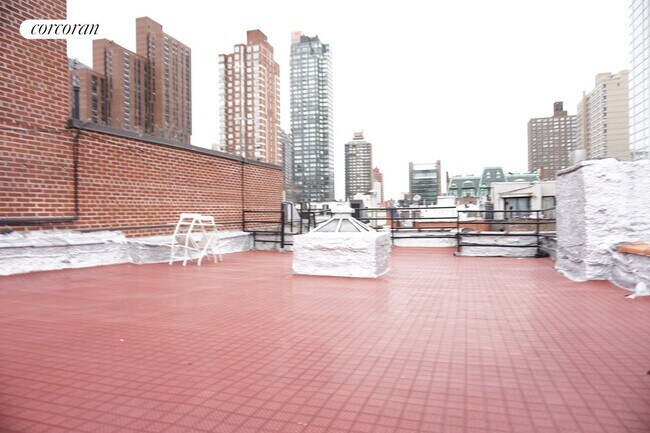 Foto del edificio - 323 E 89th St