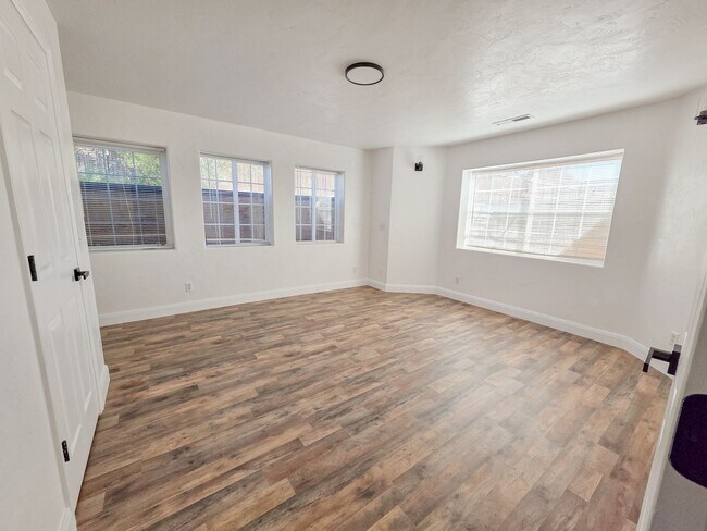 Foto del edificio - *utilities included* 3 bed 3 bath apartmen...