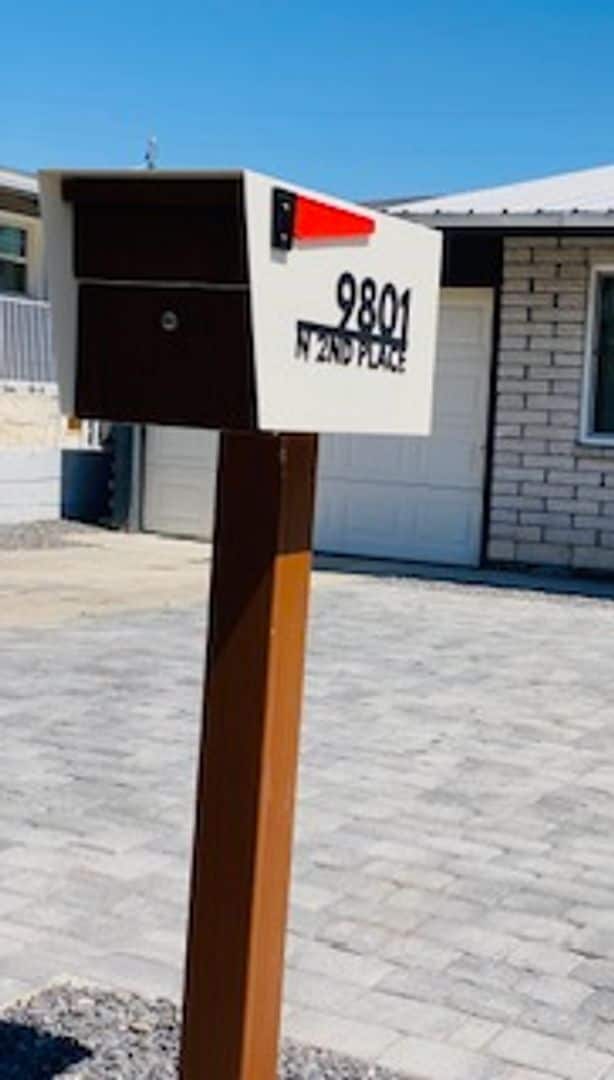 Building Photo - 4 bed 3, bath with connected guest house