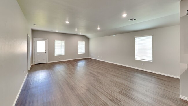 Foto del edificio - Large Open Floor plan 4 Bedroom 2 Bathroom...