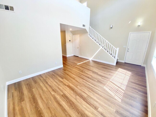 Building Photo - 2 BEDROOM TOWNHOME WITH 1 CAR GARAGE!