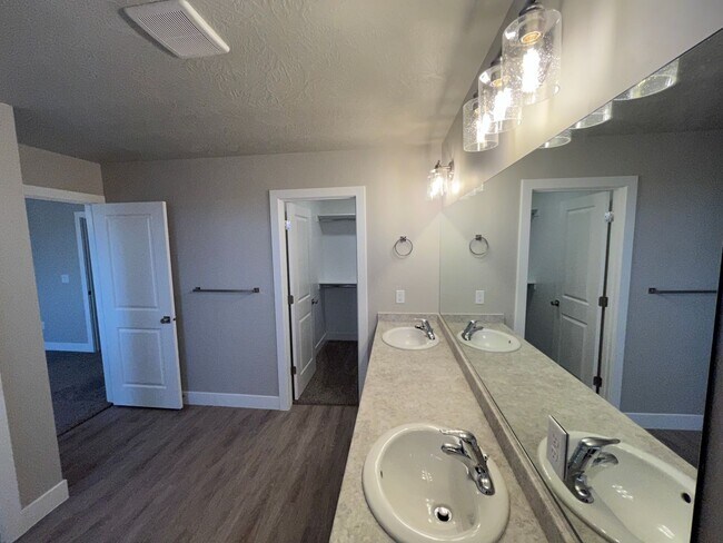 Foto del edificio - Beautiful Brand-New Townhome!!